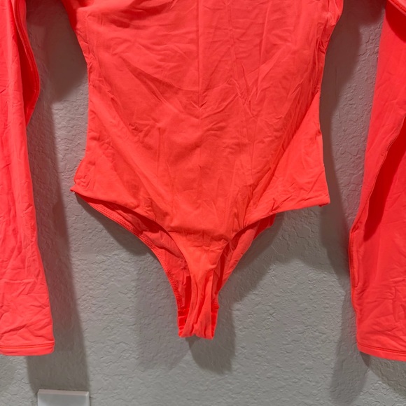 NWT Skims Fits Everybody Long Sleeve Crew Neck Bodysuit neon coral Size Medium - Picture 6 of 11
